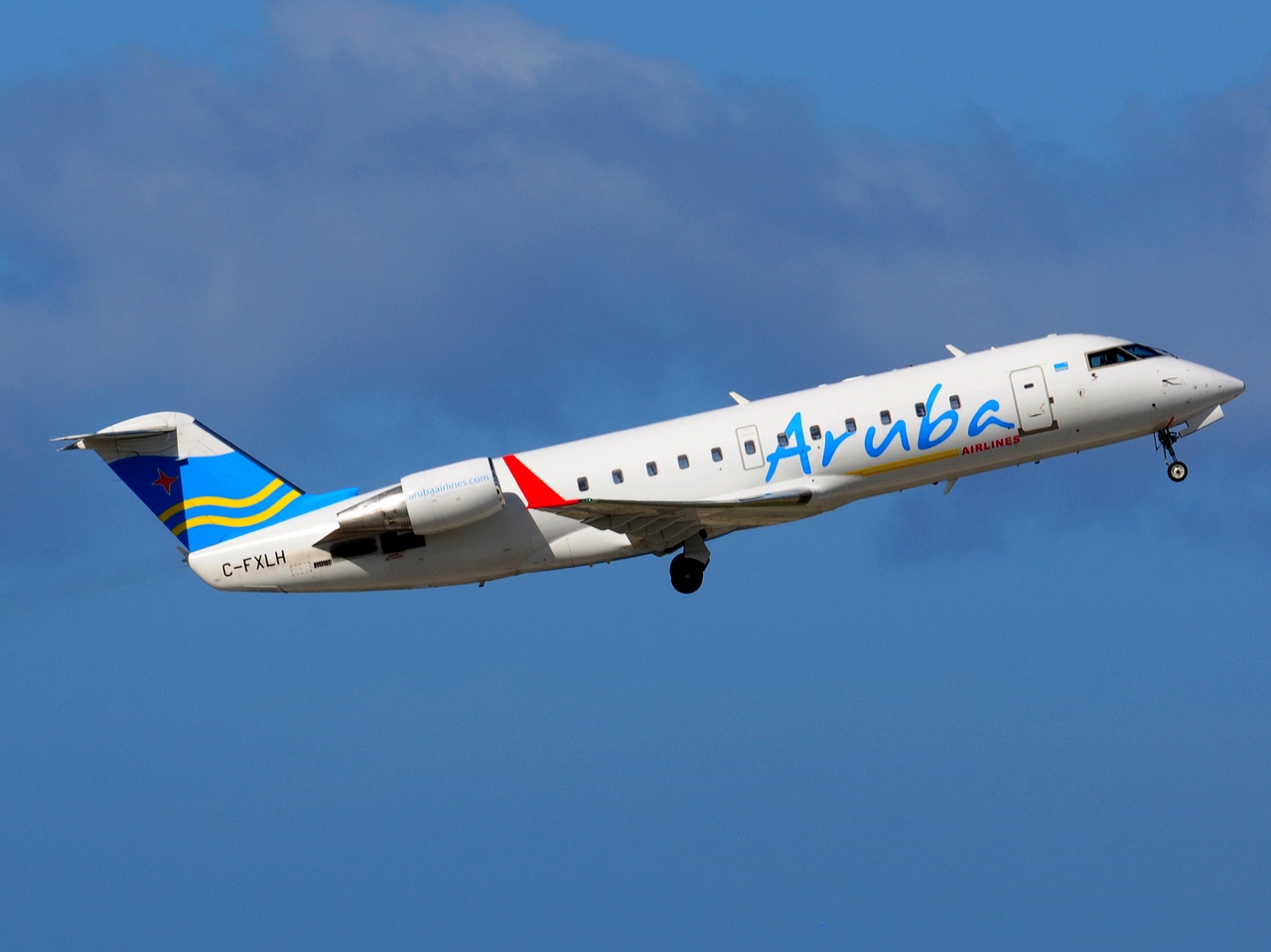 C-FXLH - CRJ-200LR - Aruba Airlines - CUR - 27-11-2017