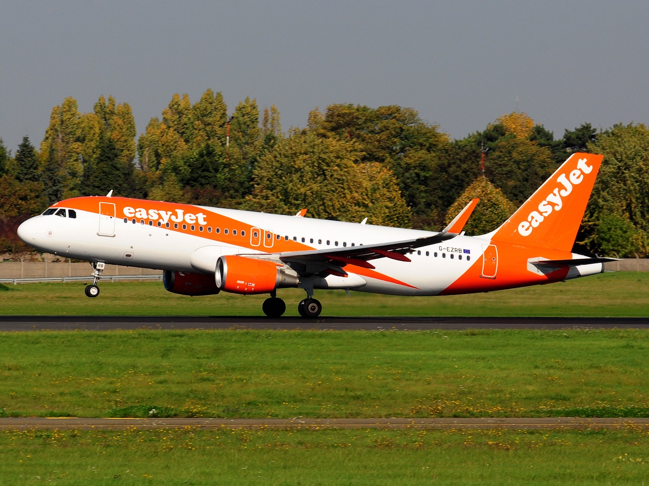 G-EZRB - A320-214(WL) - easyJet - ORY - 15-10-2017