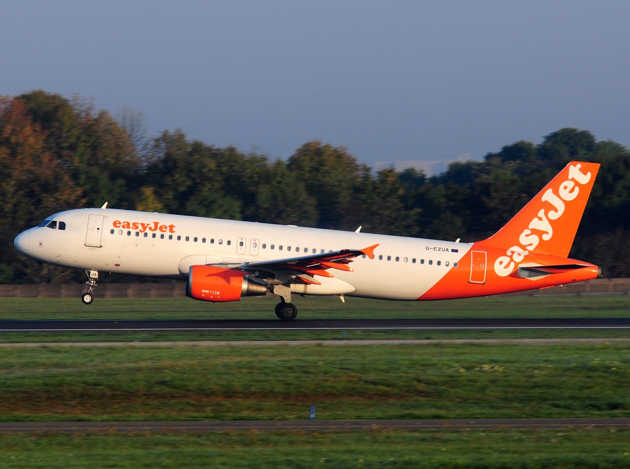 G-EZUA - A320-214 - easyJet - ORY - 15-10-2017