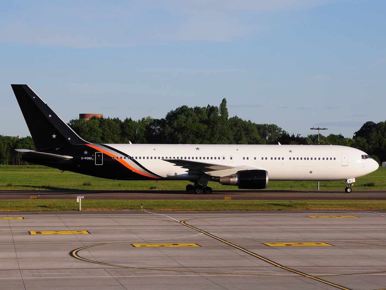 G-POWD - 767-36N(ER) - Titan Airways - CRL - 21-05-2017b
