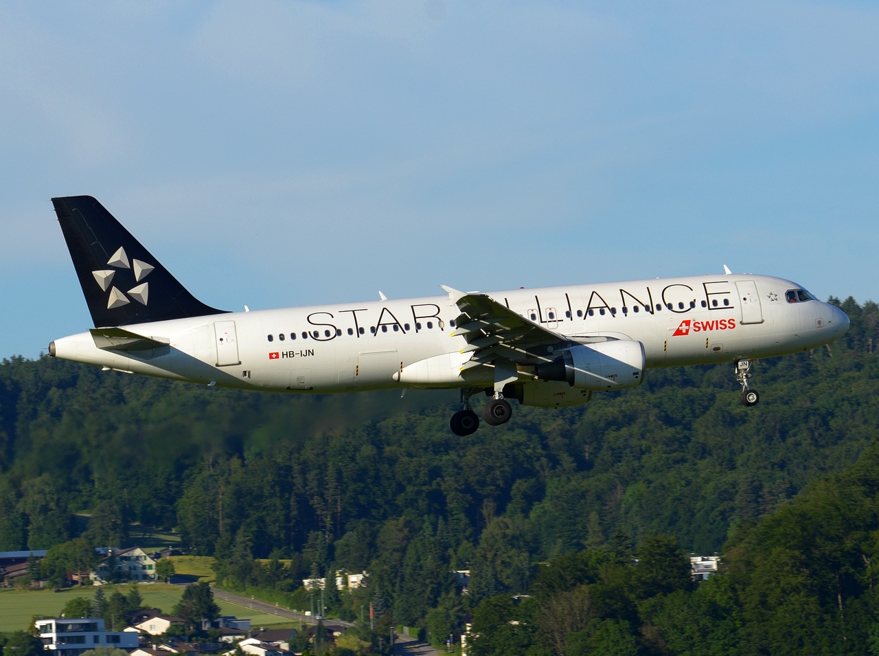 HB-IJN - A320-214 - Swiss - ZRH - 10-06-2017b