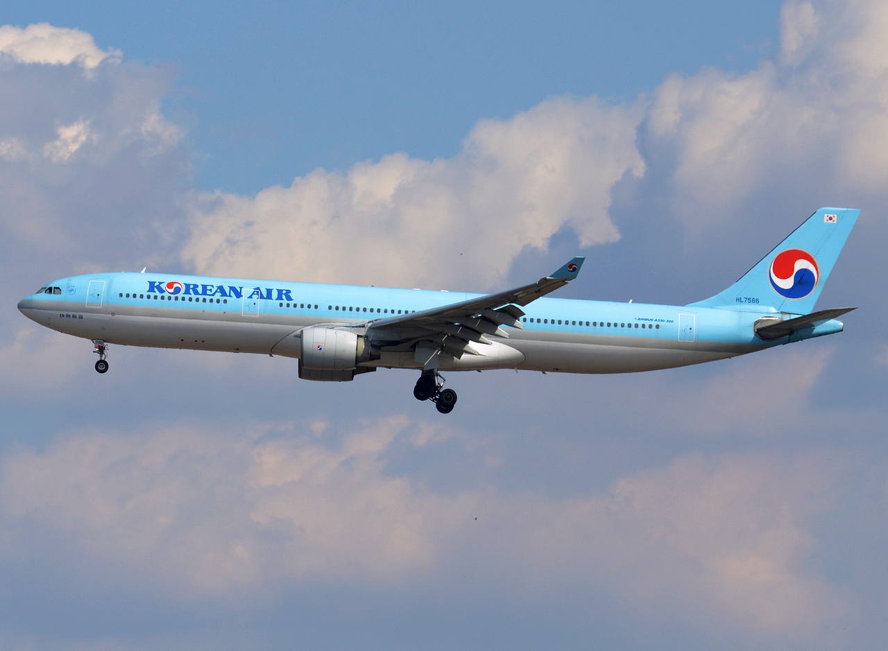 HL7586 - A330-323 - Korean Air Lines - NRT - 26-02-2017