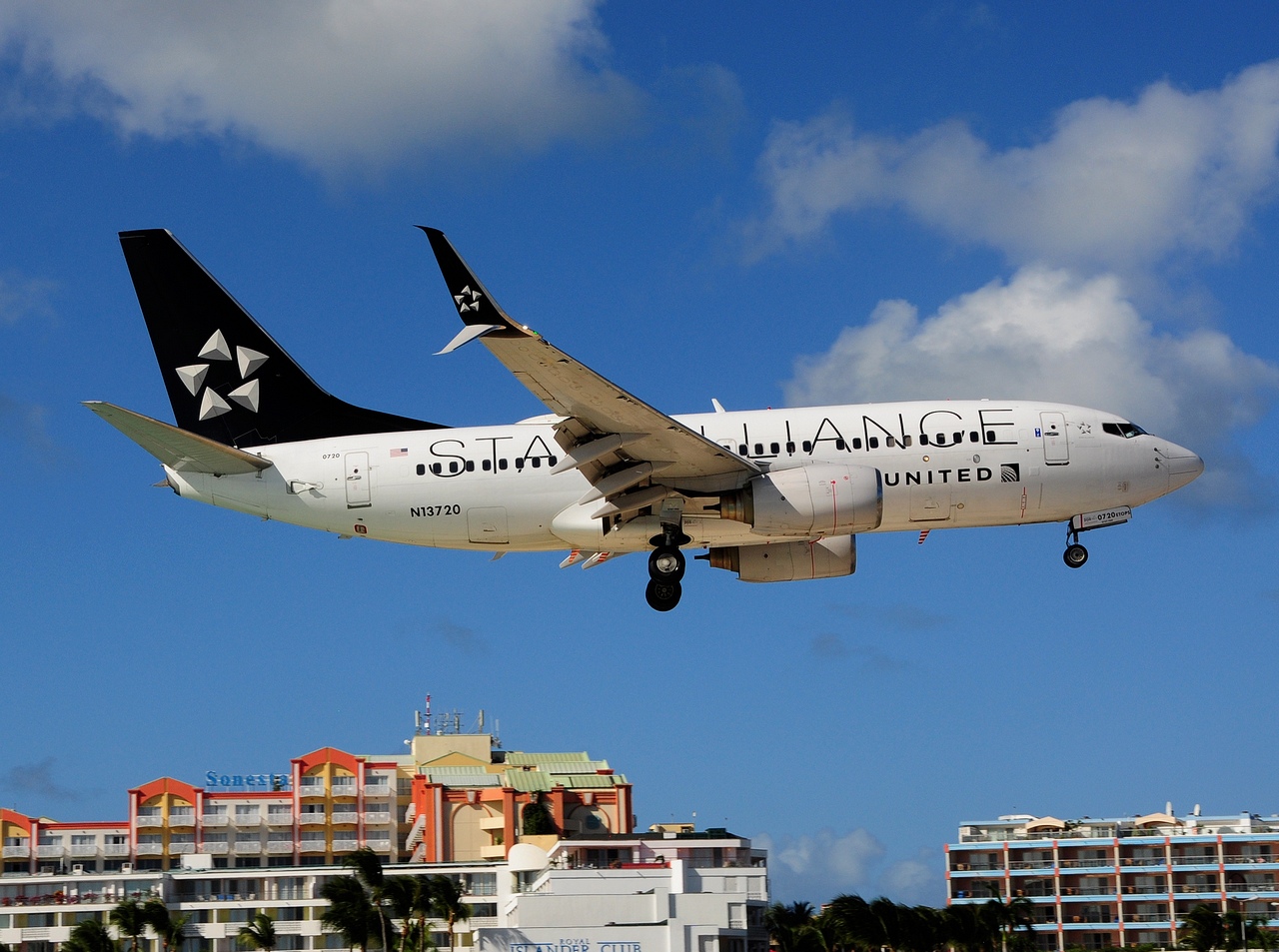 N13720 - 737-724(WL) - United Airlines - SXM - 01-02-2017