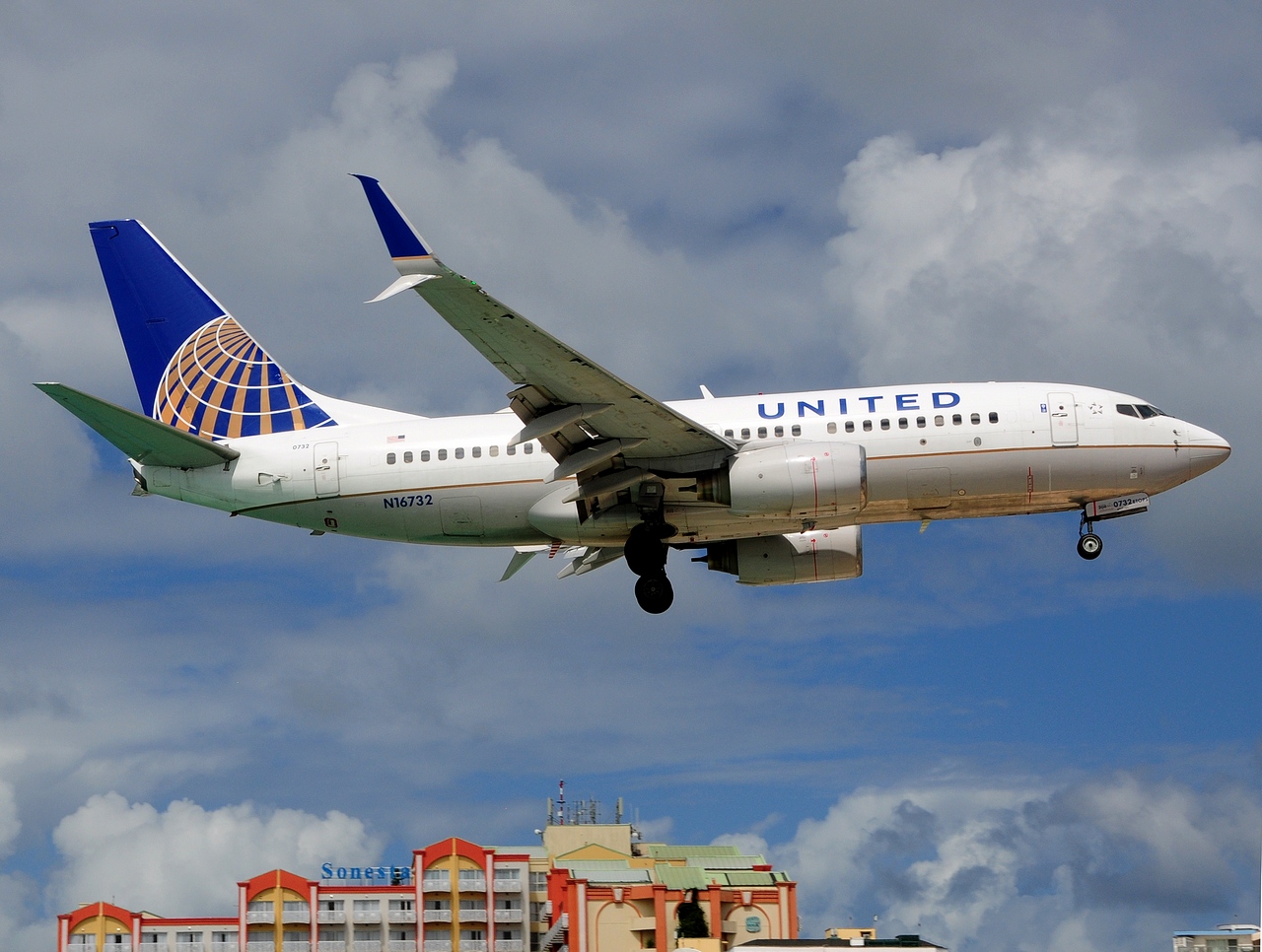 N16732 - 737-724(WL) - United Airlines - SXM - 02-02-2017