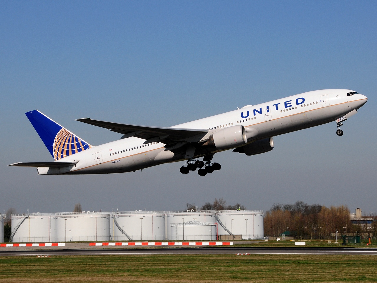 N221UA - 777-222(ER) - United Airlines - BRU - 27-03-2017