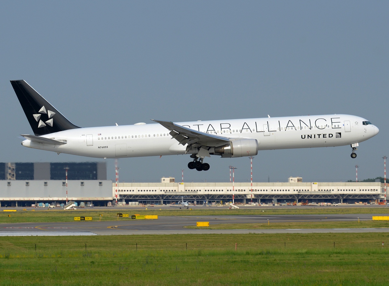 N76055 - 767-424(ER) - United Airlines - MXP - 11-06-2017