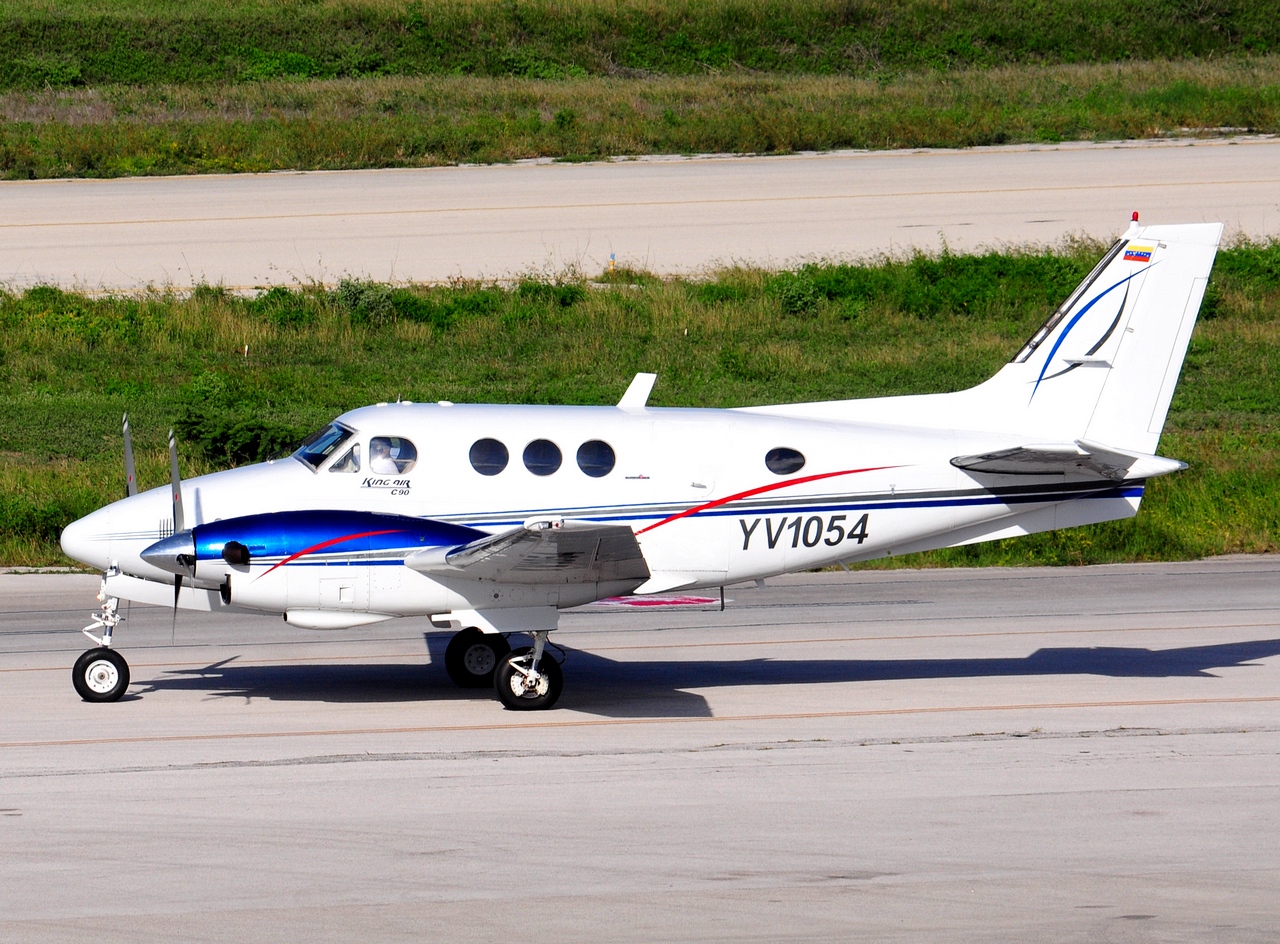 YV1054 - King Air 65-C90 - Inversiones Angaz C.A. - CUR - 26-11-2017
