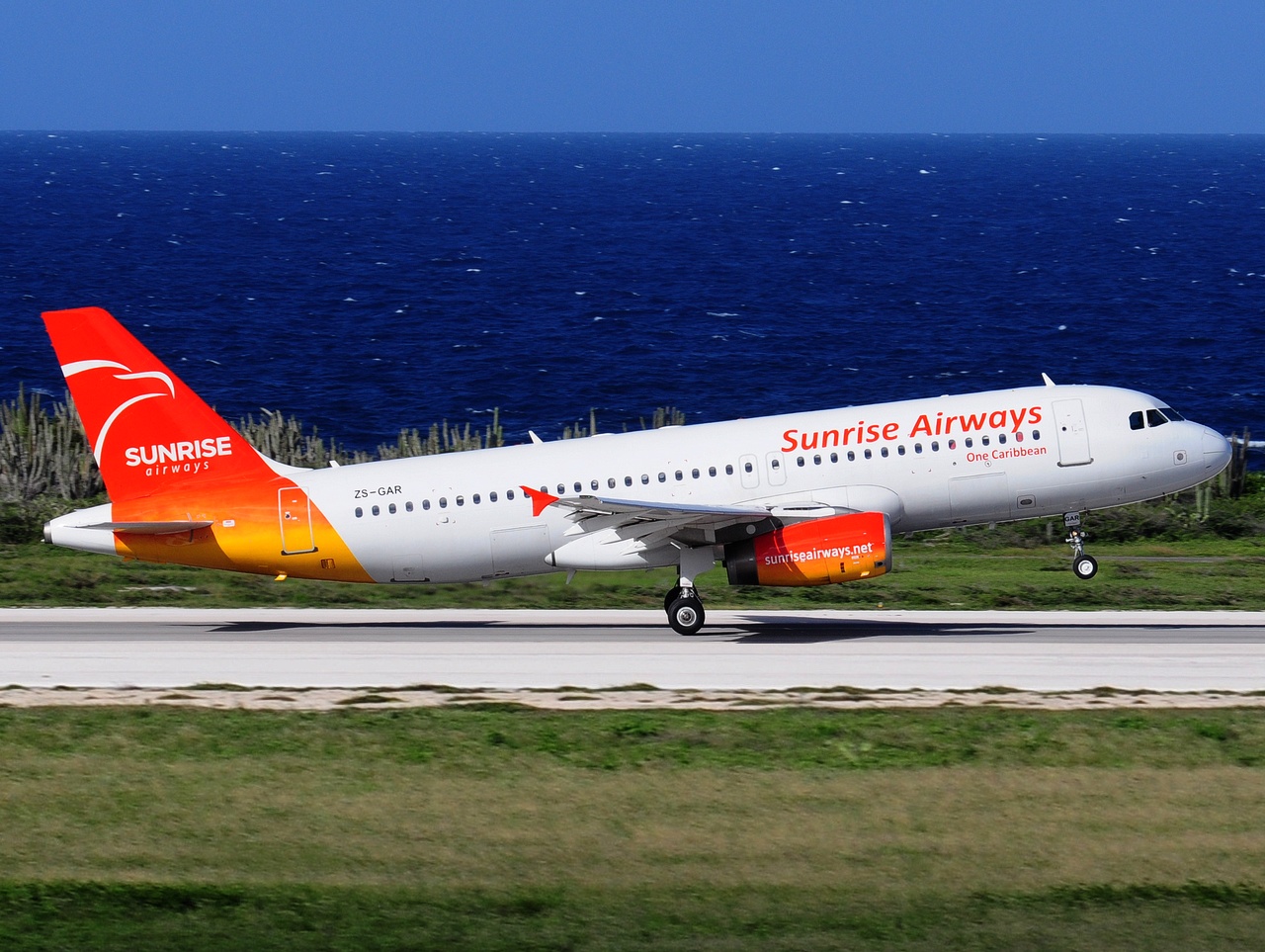 ZS-GAR - A320-231 - Sunrise Airways - CUR - 27-11-2017