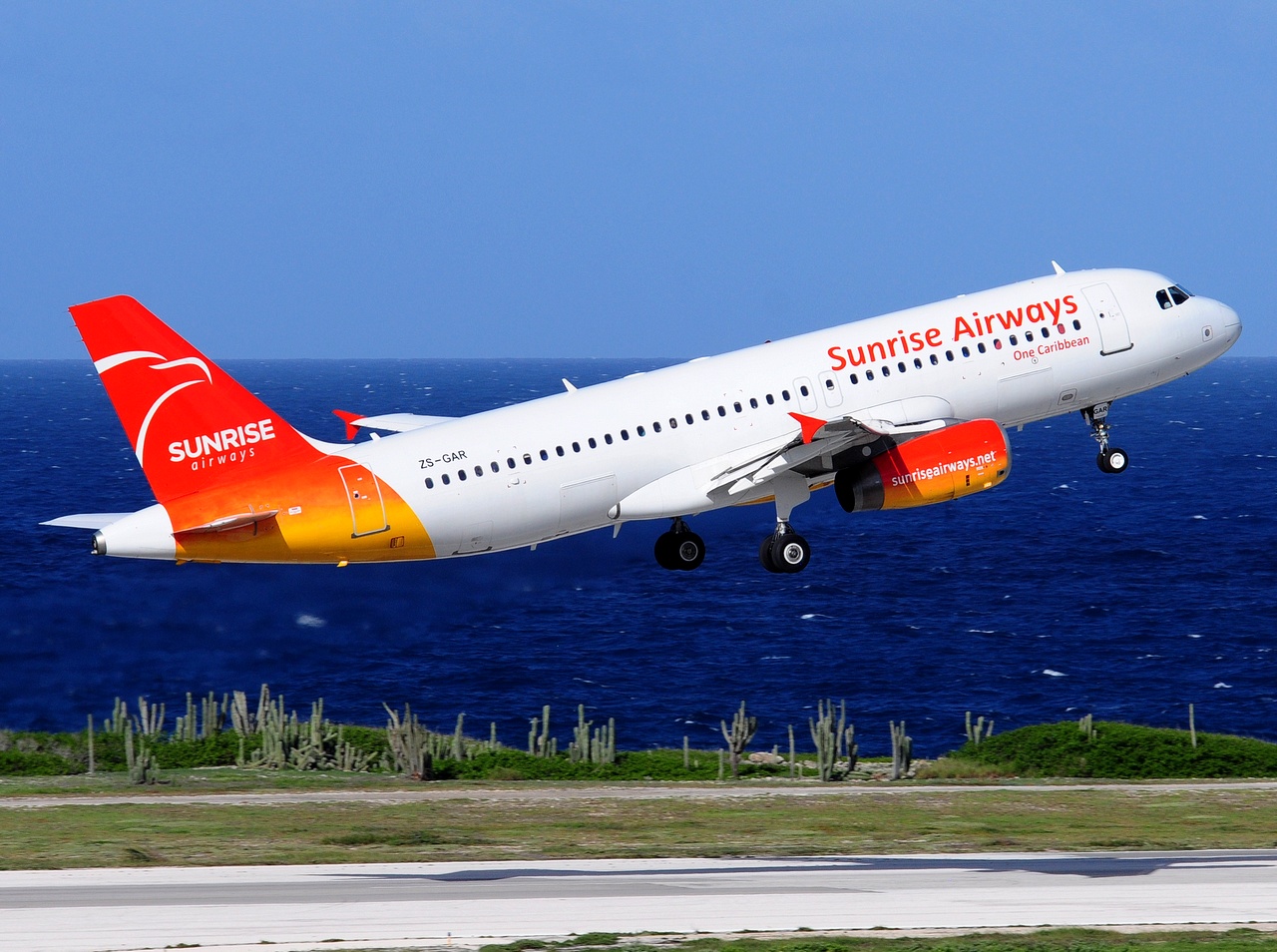 ZS-GAR - A320-231 - Sunrise Airways - CUR - 27-11-2017b