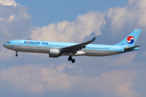 HL7586 - A330-323 - Korean Air Lines - NRT - 26-02-2017