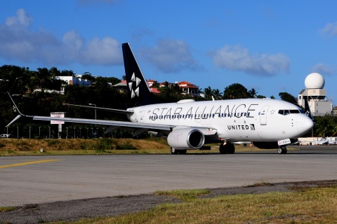 N13720 - 737-724(WL) - United Airlines - SXM - 01-02-2017b
