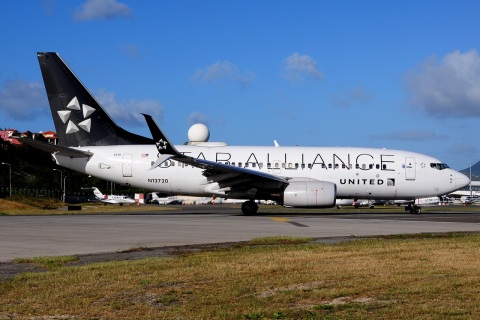 N13720 - 737-724(WL) - United Airlines - SXM - 01-02-2017c