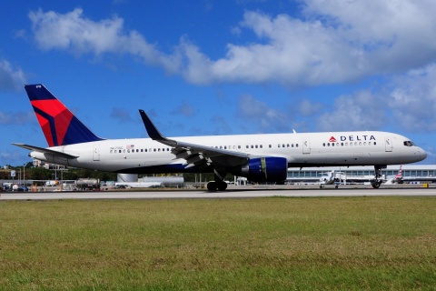 N6715C - 757-232 - Delta Air Lines - SXM - 01-02-2017