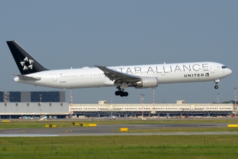 N76055 - 767-424(ER) - United Airlines - MXP - 11-06-2017