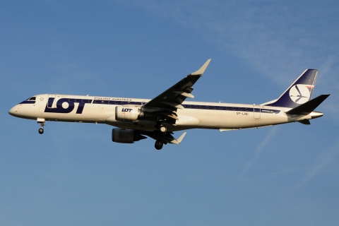 SP-LNC - ERJ-195LR (ERJ-190-200 LR) - LOT _ Polish Airlines - BRU - 26-03-2017