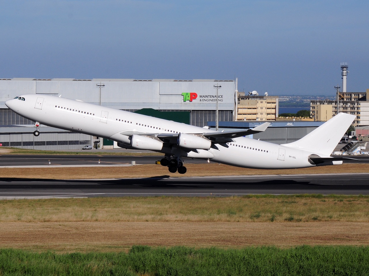 9H-SOL - A340-313 - Hi Fly Malta - LIS - 14-06-2018b