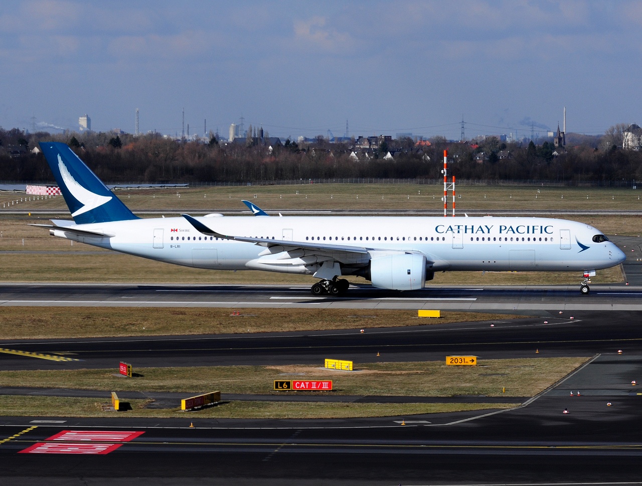 B-LRI - A350-941 - Cathay Pacific Airways - DUS - 27-02-2018c