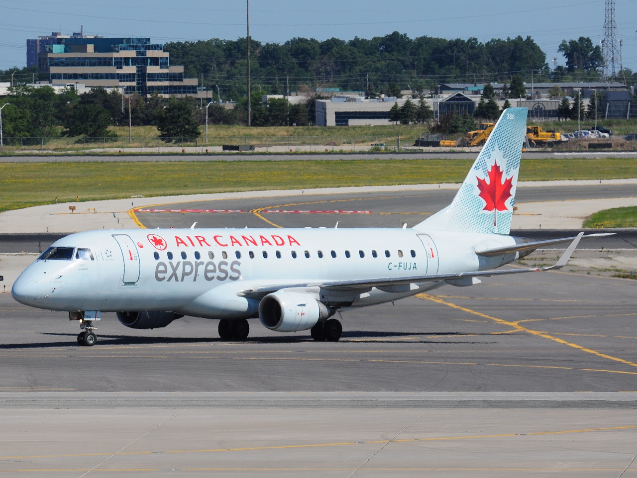 C-FUJA - ERJ-175LR (ERJ-170-200 LR) - Air Canada Express - YYZ - 08-07-2018