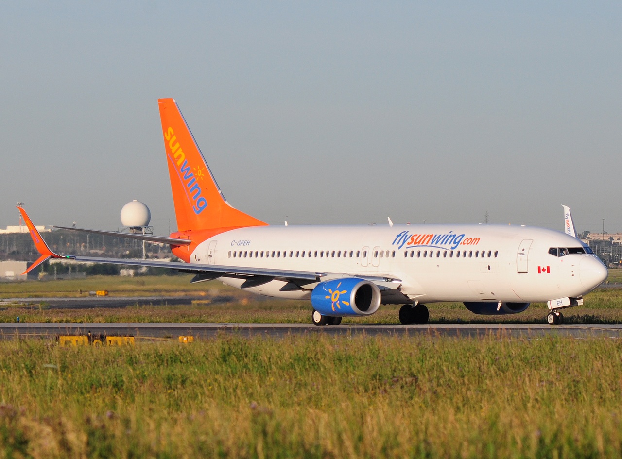 C-GFEH - 737-8GS(WL) - Sunwing Airlines - YYZ - 08-07-2018b