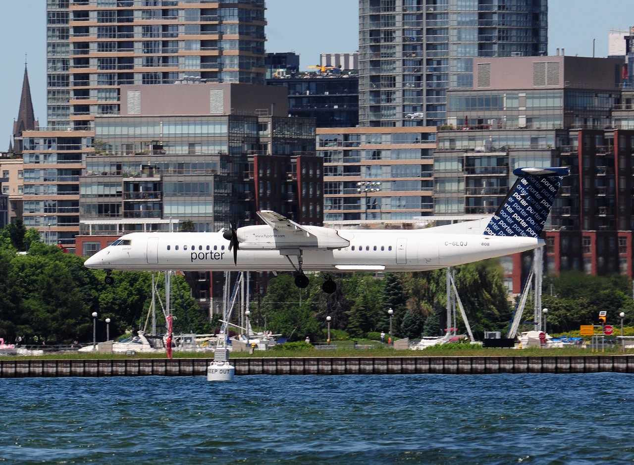 C-GLQJ - DHC-8-402 - Porter Airlines - YTZ - 06-07-2018b