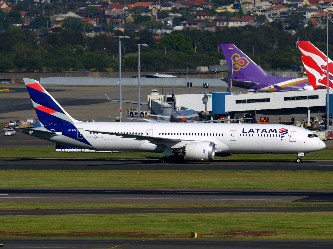CC-BGF - 787-9 Dreamliner - LATAM Airlines Chile - SYD - 11-04-2018b