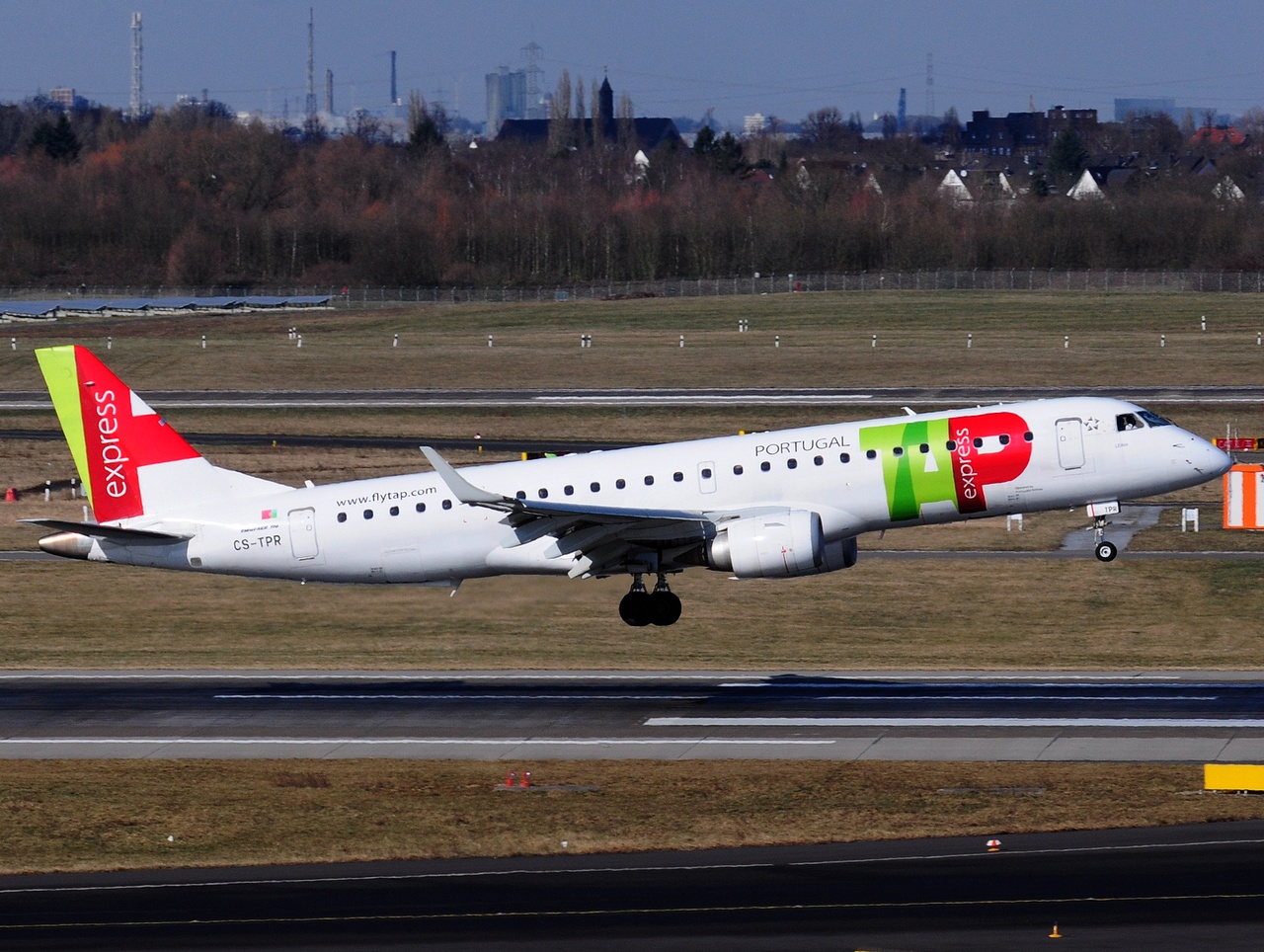 CS-TPR - ERJ-190LR (ERJ-190-100 LR) - TAP Express - DUS - 27-02-2018