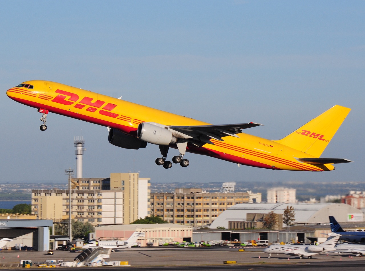 D-ALEK - 757-236 - DHL - LIS - 14-06-2018b