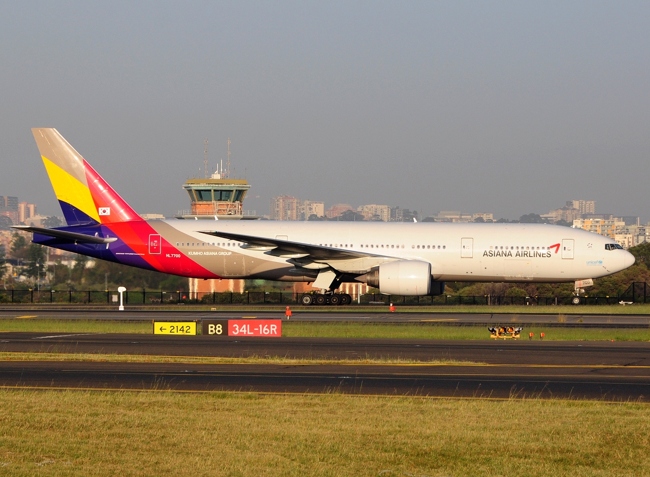 HL7700 - 777-28E(ER) - Asiana Airlines - SYD - 07-04-2018