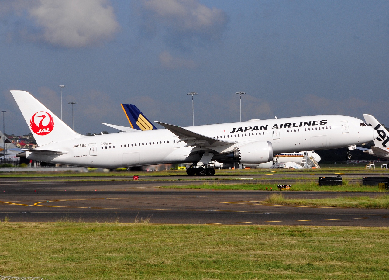 JA868J - 787-9 Dreamliner - Japan Airlines - SYD - 07-04-2018b