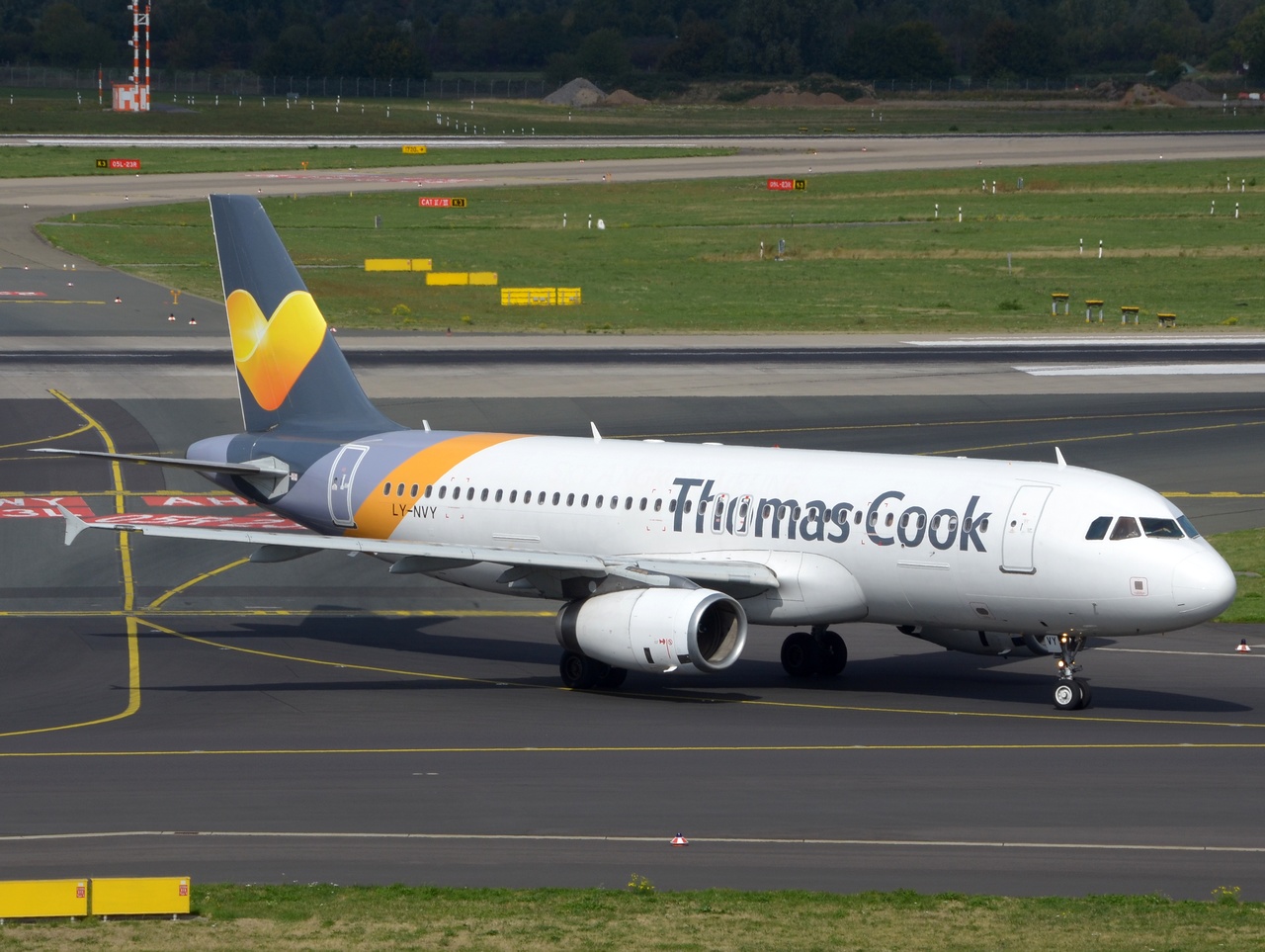 LY-NVY - A320-232 - Condor - DUS - 15-09-2018b