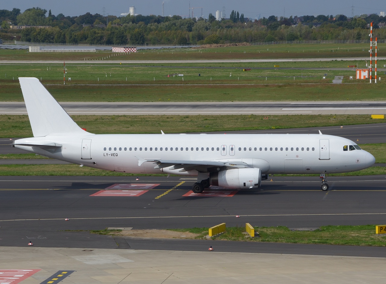 LY-VEQ - A320-232 - Avion Express - DUS - 15-09-2018b