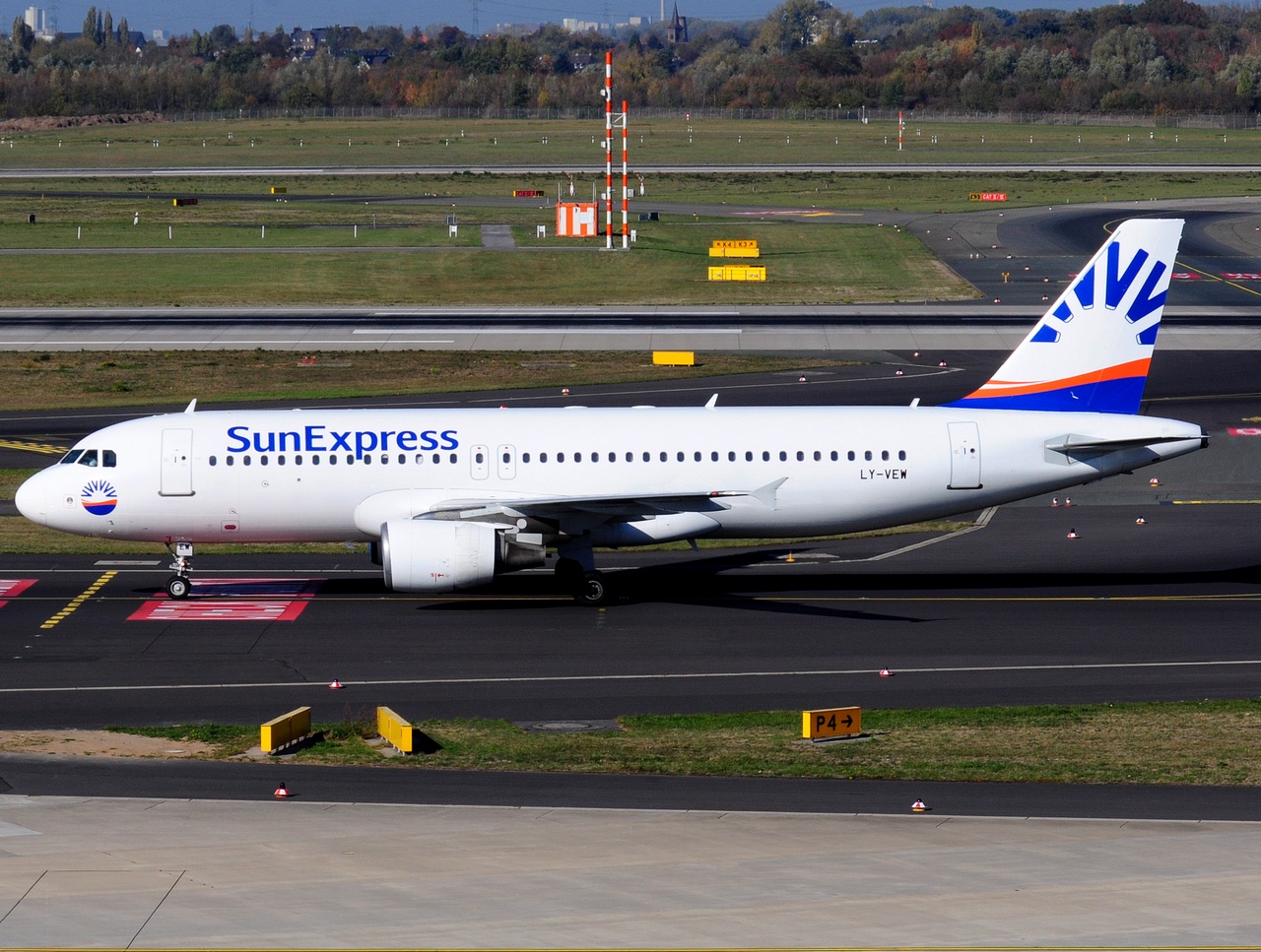 LY-VEW - A320-214 - SunExpress - DUS - 21-10-2018