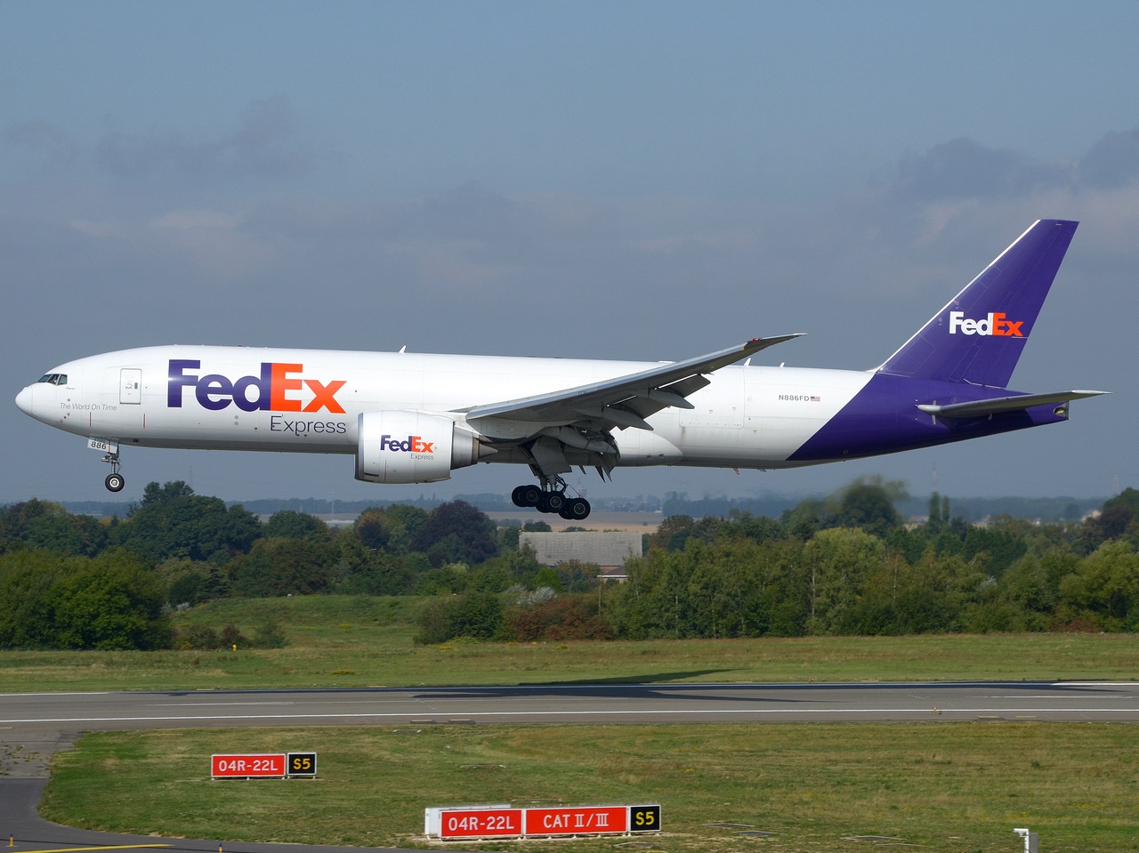 N886FD - 777-FS2 - Federal Express (FedEx) - LGG - 12-09-2018b