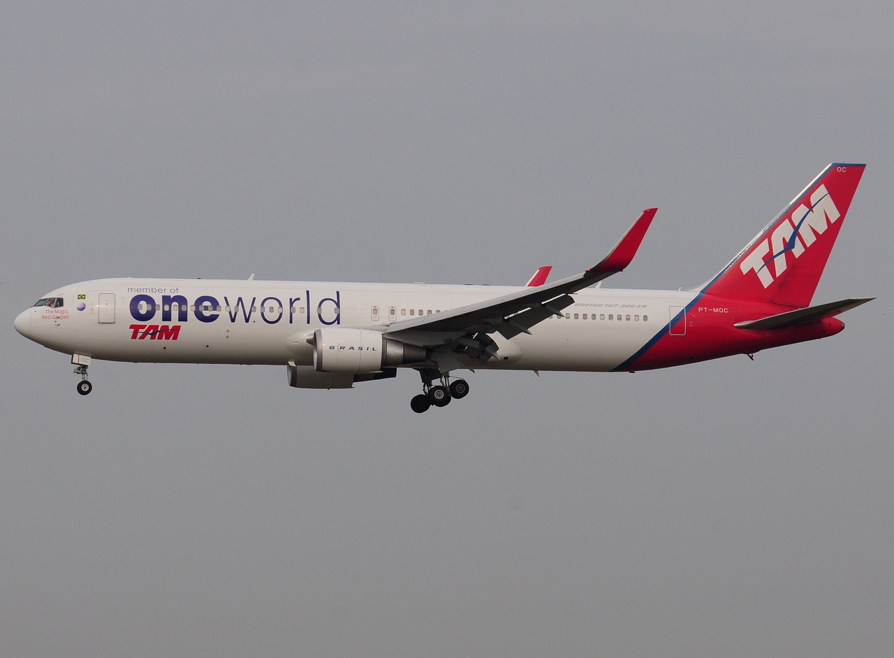 PT-MOC - 767-316(ER)(WL) - LATAM Airlines Brasil - FCO - 29-05-2018