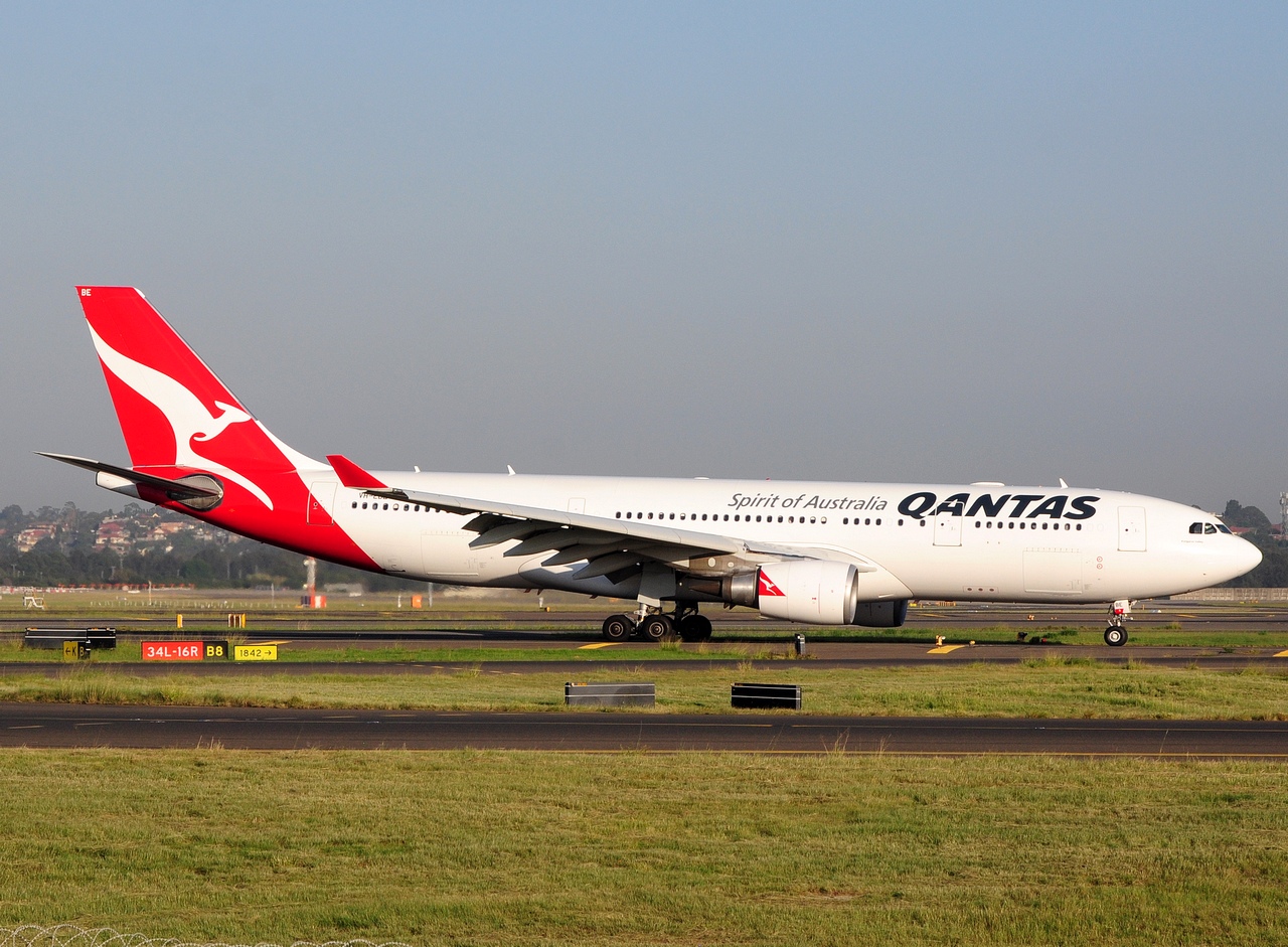 VH-EBE - A330-202 - Qantas - SYD - 07-04-2018b