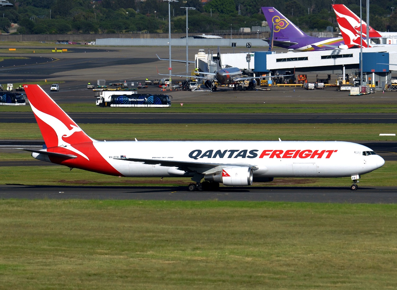 VH-EFR - 767-381F(ER) - Qantas Freight - SYD - 11-04-2018b