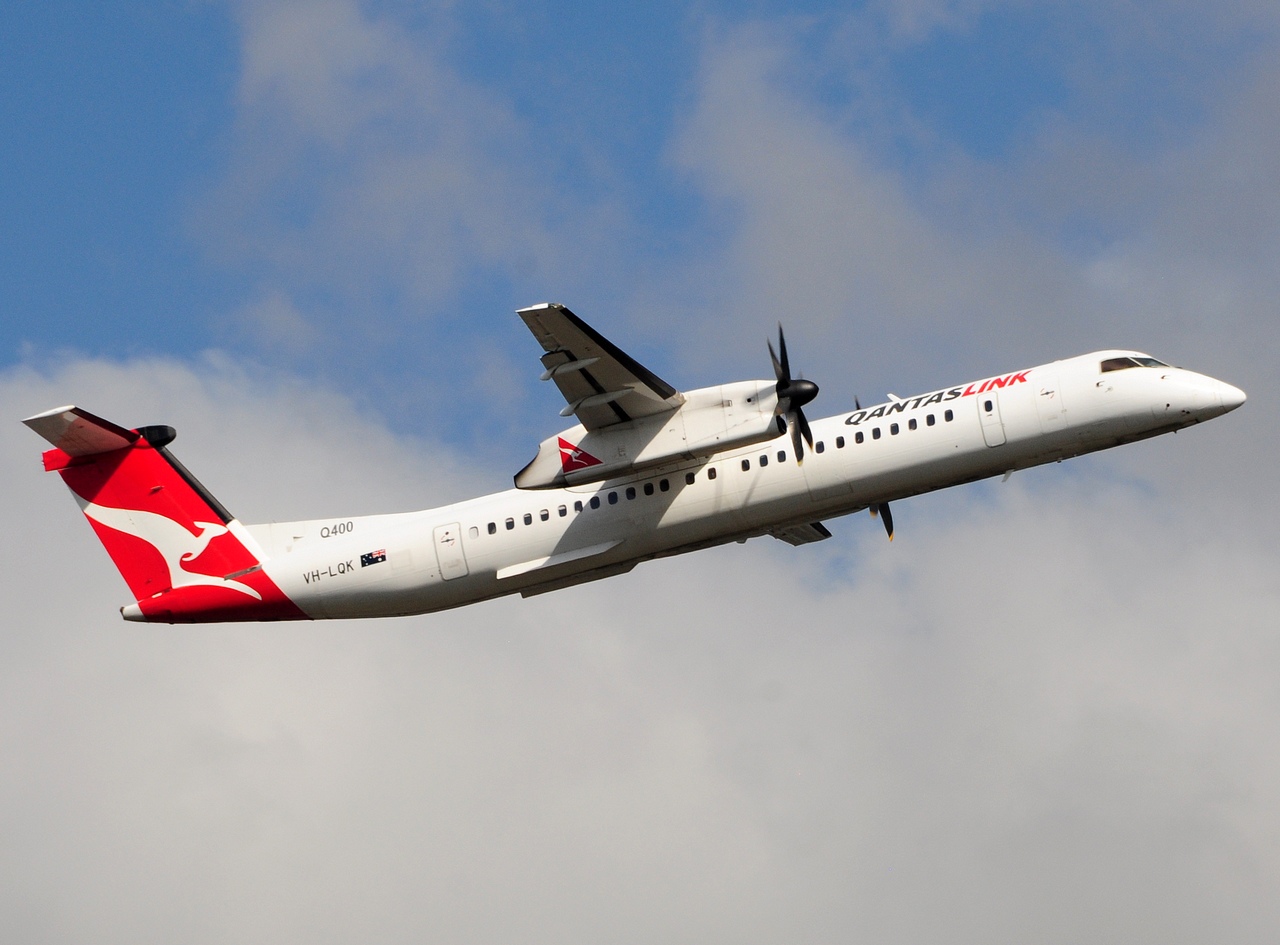 VH-LQK - DHC-8-402Q - QantasLink - SYD - 07-04-2018b
