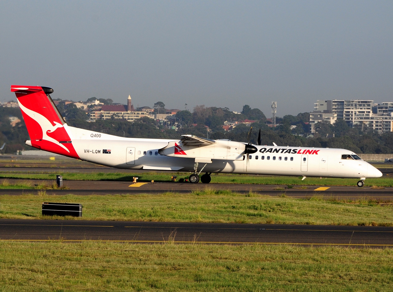 VH-LQM - DHC-8-402Q - QantasLink - SYD - 07-04-2018
