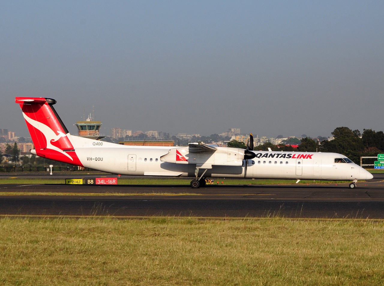 VH-QOU - DHC-8-402 - QantasLink - SYD - 07-04-2018