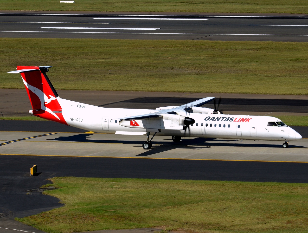 VH-QOU - DHC-8-402 - QantasLink - SYD - 11-04-2018