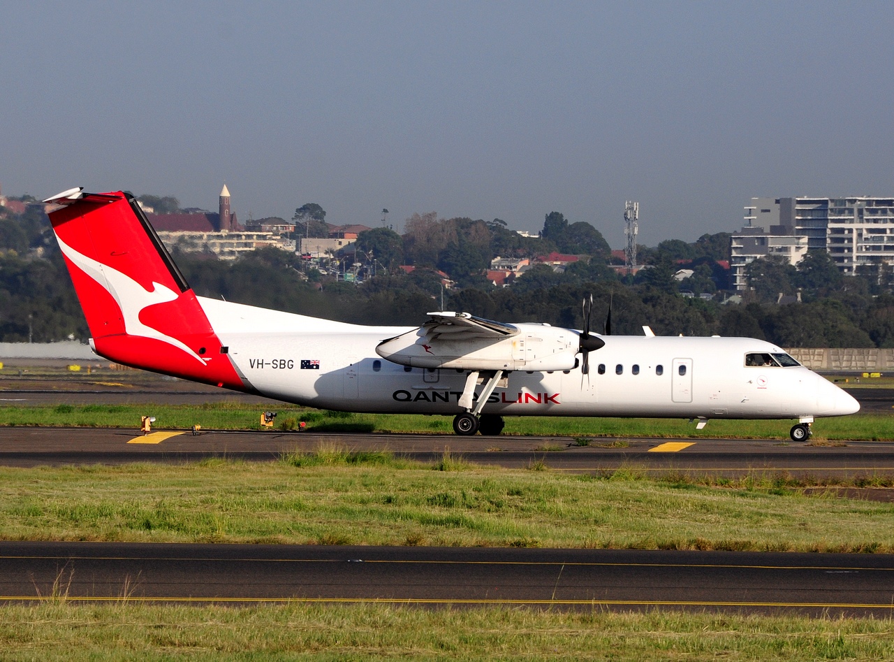 VH-SBG - DHC-8-311 - QantasLink - SYD - 07-04-2018