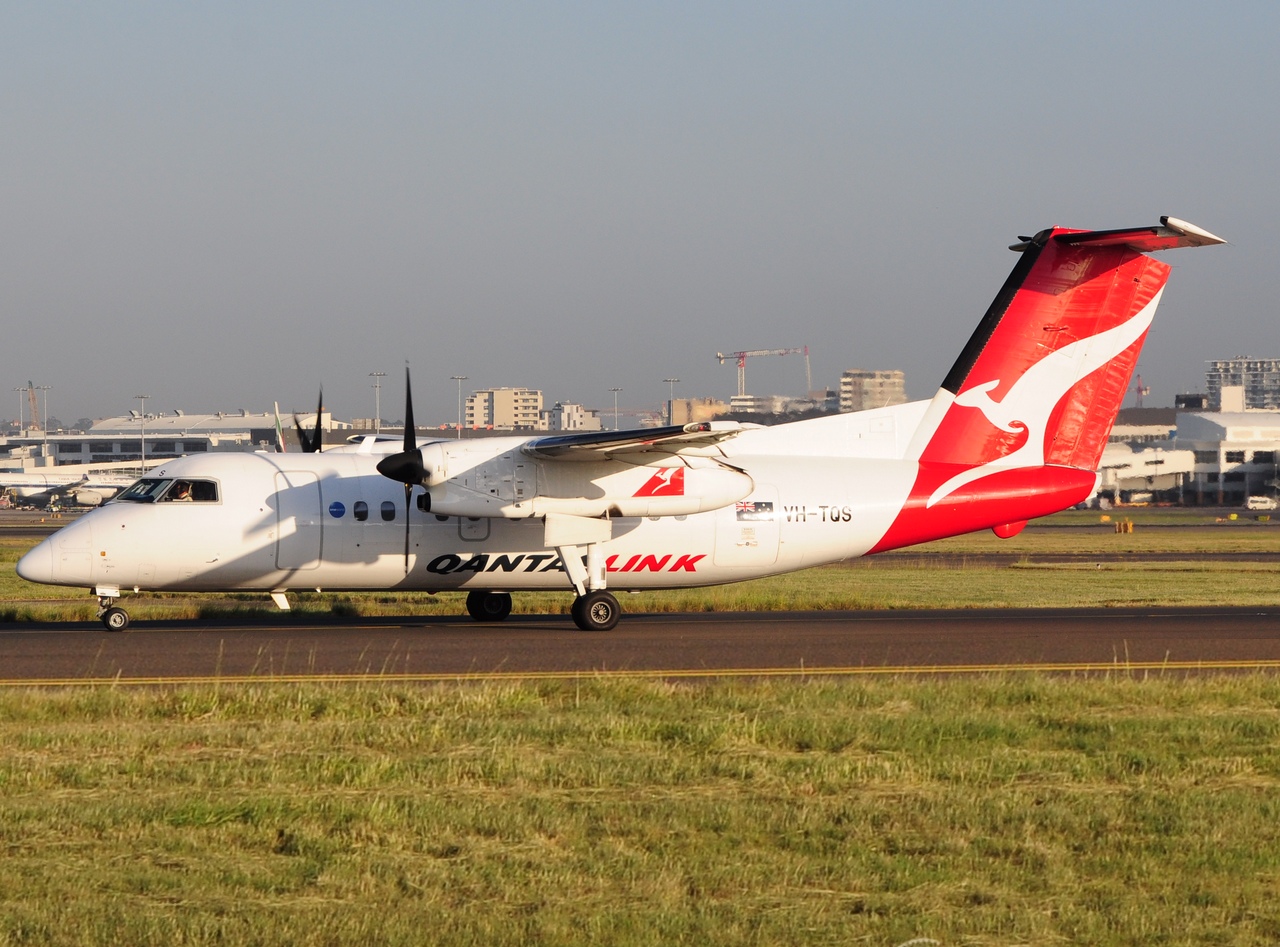 VH-TQS - DHC-8-202 - QantasLink - SYD - 07-04-2018