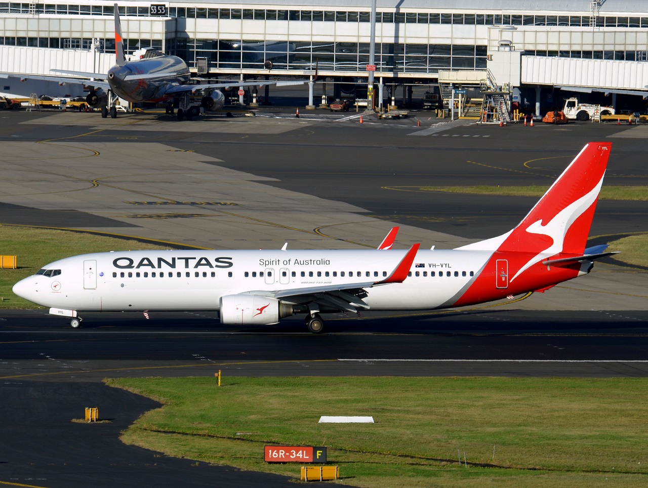 VH-VYL - 737-838(WL) - Qantas - SYD - 14-04-2018