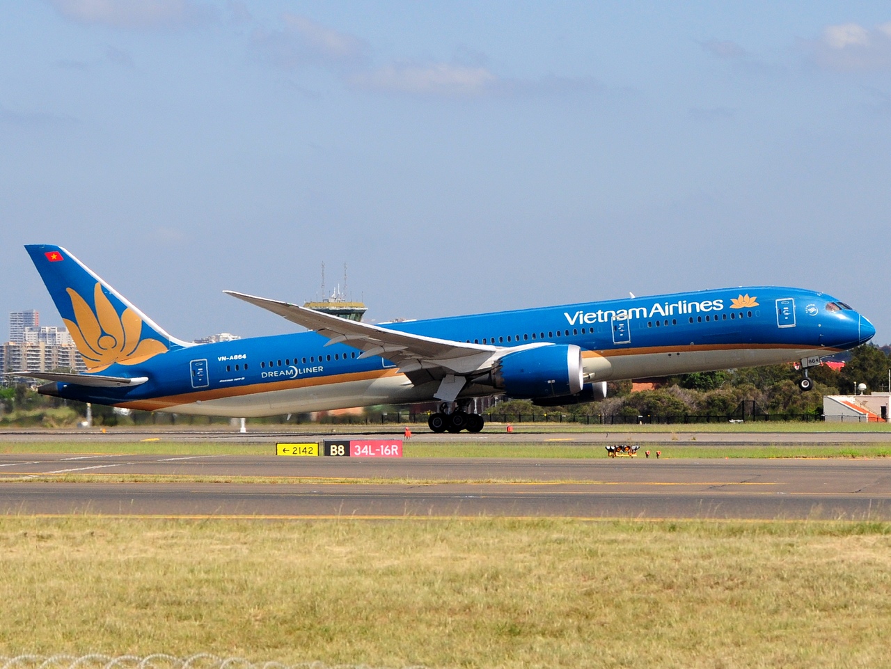 VN-A864 - 787-9 Dreamliner - Vietnam Airlines - SYD - 07-04-2018b