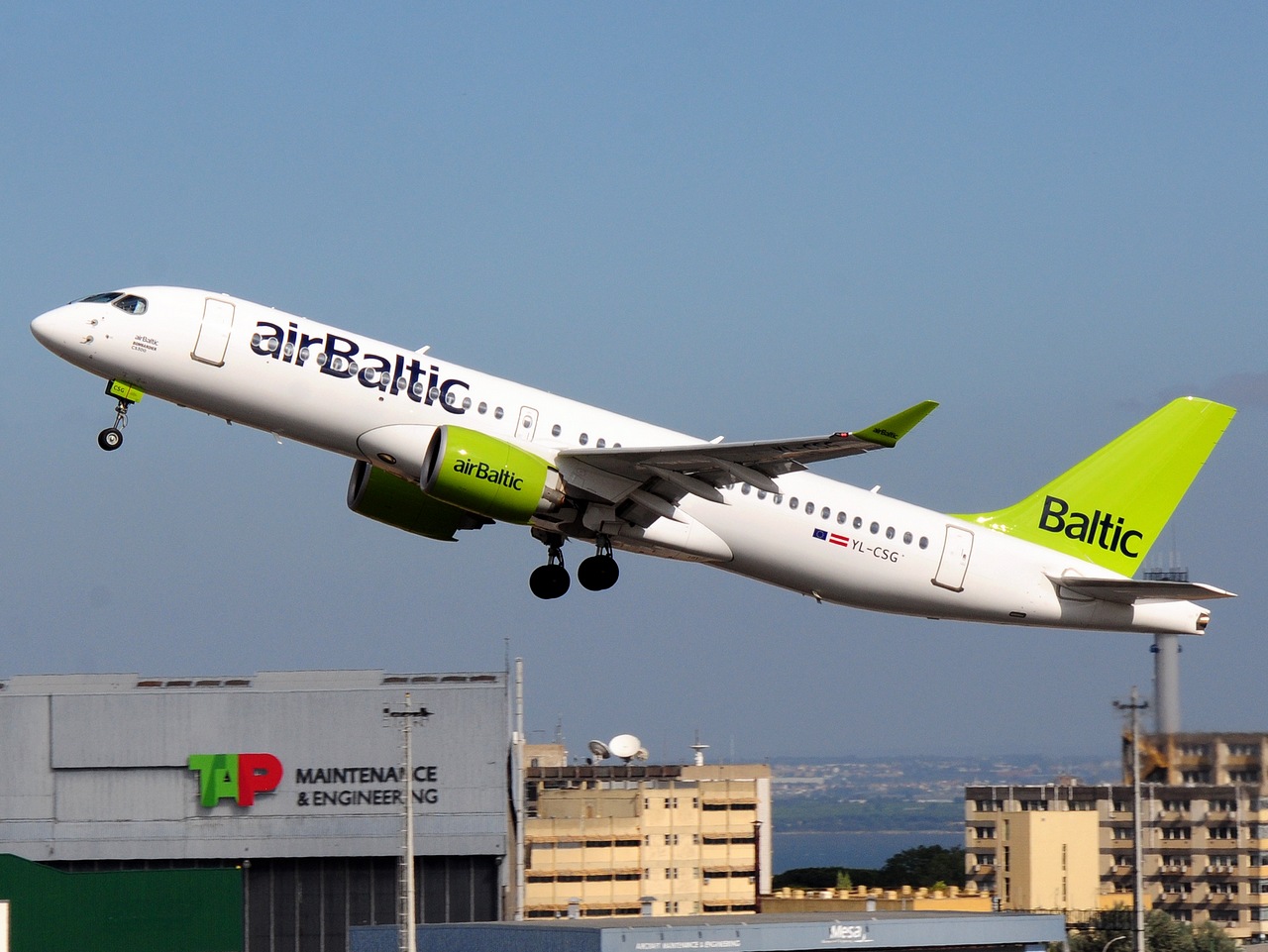 YL-CSG - A220-300 - Air Baltic - LIS - 15-06-2018
