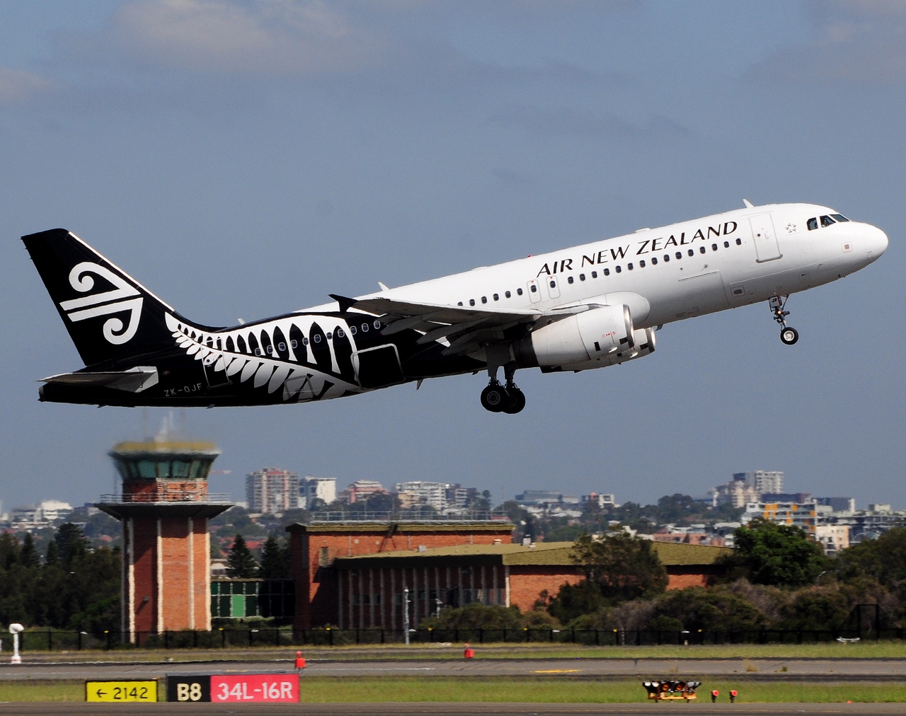 ZK-OJF - A320-232 - Air New Zealand - SYD - 07-04-2018b