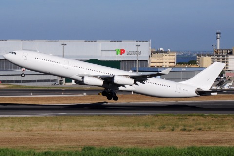 9H-SOL - A340-313 - Hi Fly Malta - LIS - 14-06-2018b