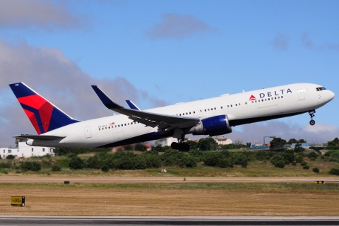 N173DZ - 767-332(ER)(WL) - Delta Air Lines - LIS - 15-06-2018b