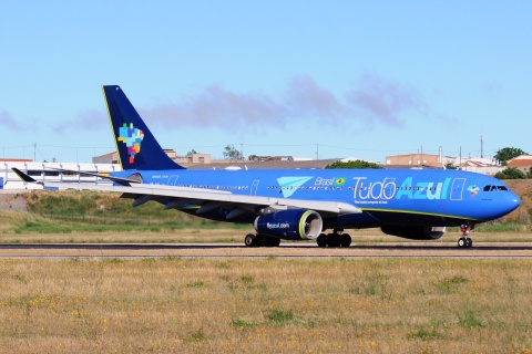 PR-AIT - A330-243 - AZUL Linhas Aereas Brasileiras - LIS - 15-06-2018b