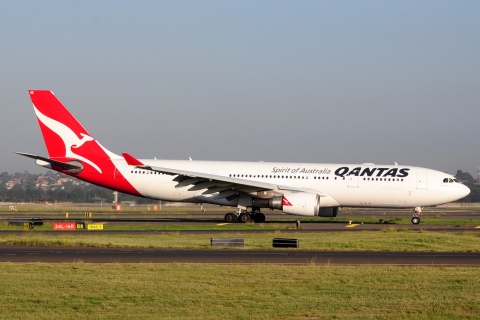 VH-EBE - A330-202 - Qantas - SYD - 07-04-2018b